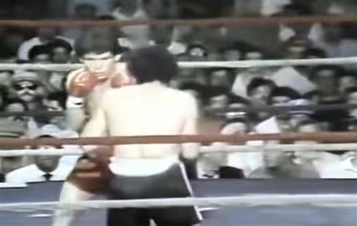Julio César Chávez vs Mario "Azabache" Martínez El 13 de septiembre de 1984, en Los Angeles, el joven Julio César Chávez conquistó su primer título mundial al derrotar por KO técnico en el octavo round a Mario "Azabache" Martínez. Una noche que marcó el inicio de la leyenda: el nacimiento del campeón más grande que ha dado México. E Una pelea llena de intensidad, donde la técnica y el corazón mexicano se encontraron arriba del ring, escribiendo historia para siempre. #fblifestyleor #boxeogomezpa