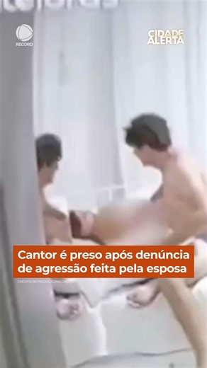 Está preso o cantor João Lima, denunciado pela própria esposa por agressão. A médica Raphaela Brilhante, com quem ele estava casado há poucas semanas, afirmou que as agressões começaram ainda na lua de mel. Imagens divulgadas por ela mostram o cantor alterado, cometendo violência física contra a companheira. A Justiça decretou a prisão preventiva. João passará por exame de corpo de delito e será encaminhado ao presídio. 👉 Assista à íntegra do #CidadeAlerta em R7.com/cidadealerta | Cidade Alerta