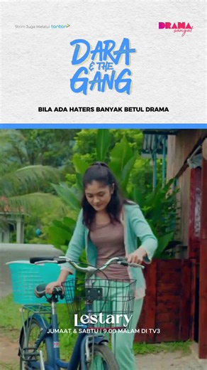 Dia langgar dia yang cari gaduh 😒 ▶️ Saksikan #Dara&TheGang -> Setiap Jumaat & Sabtu , 9:00 Malam Di TV3! Korang boleh juga strim episod baharu #Dara&TheGang 24 jam lebih awal di Tonton! Dibintangi: @shashaabedul sebagai Dara @arenalieya sebagai Bedah @eryshaemyra sebagai Busu @donutfingerlicking sebagai Rizal @reza.hasbi sebagai Khalil @natasha.sass sebagai Wan Konah Enot sebagai Mak Minah @catfarish sebagai Pak Mat Dan Ramai Lagi ! Arahan : @zulhuzaimy_m Terbitan : @wiranusacorporation #Lesta