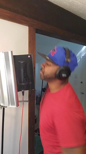 Weird Bars part 72 🤦🏾‍♂️😂. Follow for more. The Weird Bars EP OUT NOW, link in bio. #somebodythatiusedtoknow #gotye #weirdbars #ryzehendricks