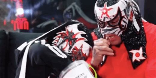 Penta El Zero Miedo sorprende a niño que vendía dulces para comprar su figura