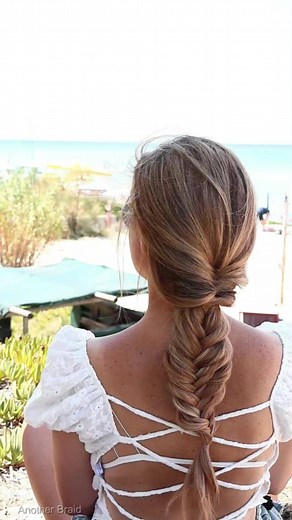 The perfect fishtail braid for summer . . #bridalhairinspo #infinitybraid #прически #tutorial #promhair #bridalhairinspo #dutchbraids #braiding #braids #braidedhairstyle #hairstyle #weddinghairstyles #weddinghair #fishtailbraid