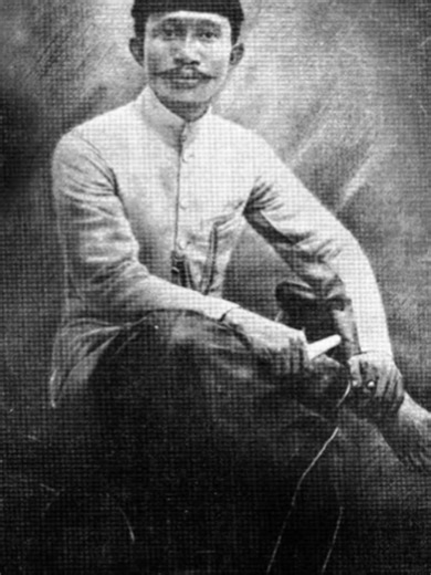 Peci atau kopiah di Indonesia bermula dari budaya Islam yang dibawa pedagang Arab dan India sekitar abad ke-13, awalnya digunakan untuk ibadah. Peci hitam kemudian dipopulerkan oleh Soekarno pada tahun 1921 sebagai simbol nasionalisme, perlawanan terhadap penjajah, dan identitas kesetaraan bangsa Indonesia yang merdeka. Berikut adalah poin-poin penting sejarah peci di Indonesia: Awal Masuk: Pedagang Arab membawa peci/kopiah bersamaan dengan penyebaran Islam. Bentuknya yang sederhana membuat penu