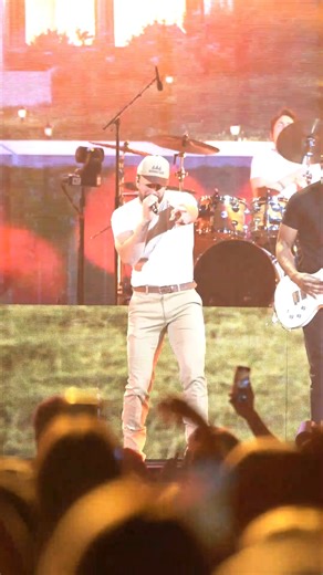 #tbt to Sam Hunt's awesome concert in Mohegan Sun Arena a couple of weeks ago! He brought the energy & turned Mohegan Sun into one big "House Party!" 🏠 🎊 🎶 | Mohegan Sun