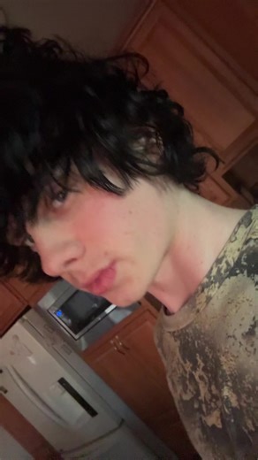 Shaving off my peach fuzz tonight can’t stand it 🙄✌🏻##foryou##fyp##xyzbca##rawruou