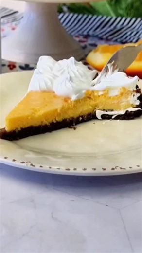 PIE DE NARANJA Y CHOCOLATE Ingredientes **Base:** - 200 g de galletas de chocolate molidas - 100 g de mantequilla derretida **Relleno:** - 1 tarro de leche condensada (aproximadamente 395 g) - 155 g de yogur natural - 3 yemas de huevo - 120 cc de jugo de naranja - Ralladura de 1 naranja **Merengue:** - 3 claras de huevo - 170 g de azúcar ### Instrucciones 1. **Preparar la base:** - Precalienta el horno a 180°C. - Mezcla las galletas molidas con la mantequilla derretida hasta obtener una mezcla h