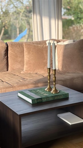 Emma Palmhøj | influencer & UGC creator on Instagram: "Et hjem med børn kan være overfyldt og kaotisk nok i forvejen, vi behøver ikke at krydre det med: 🧸 Alt legetøjet fremme, prøv i stedet legetøjsrotation 🧸 Gulvopbevaring < opbevaring i kasser med håndtag, reoler og skuffer 🧸 Småt nips/pynt < større og gennemførte pieces 🧸 Ting flyder < alt har en plads 🧸For små opbevaringsløsninger < opbevaring med god plads til legetøj 🧸 21 forskellige kasser og kurve < rød tråd i opbevaringen Kender 