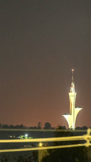 Pisca e ela já está lá. 🌕✨ Na terça, Brasília ganhou um nascer de lua daqueles — dourada no horizonte e cheia (100% de iluminação) às 18h56, no auge do brilho. Uma daquelas cenas que fazem a cidade respirar devagar enquanto o tempo corre em timelapse. Time and Date 1 Detalhe técnico: ao longo do timelapse, a lua veio tão intensa (cheia costuma render ~0,05–0,1 lux no solo; magnitude aparente por volta de −12,6) que reduzi a exposição em −2 EV para não “estourar” os realces e preservar textura n