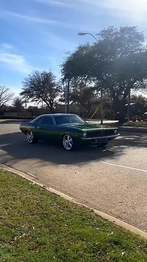 ⚙️ 𝙏𝙝𝙚 1971 𝙋𝙡𝙮𝙢𝙤𝙪𝙩𝙝 𝙃𝙚𝙢𝙞 𝘾𝙪𝙙𝙖 ❤️‍🔥✨ 𝘾𝙝𝙖𝙧𝙖𝙘𝙩𝙚𝙧𝙞𝙨𝙩𝙞𝙘𝙨: • Engine: Hemi V8 with a capacity of 426cid/6.98L. • Power: 425 horsepower at 5000 rpm. • Torque: 490 lb-ft at 4000 rpm. • Transmission: Four-speed manual transmission. • Production: Only 107 units were produced for the American market. • Colors: Features distinctive colors like