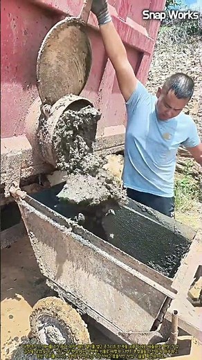 경이로운 현장 숙련도: 중장비 배출구 조작부터 외륜 수레 운반까지의 정밀 작업 과정 #worker #process #building #labor #machinery
