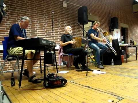 "Trio Tinus"/ Pe´ Broens Rheinlænder og "Kræn Tong´s polka" Danish folkdancemusic
