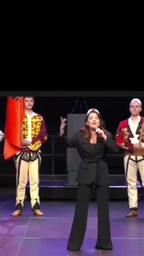 Edona Llalloshi këng për Albin Kurtin #kosova #albania #bigbrother #fyp