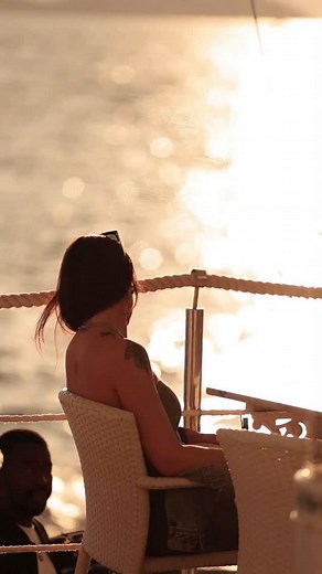 A terrace, a tune, and a table full of reasons to stay. - Terraza, brisa y música lenta... y ninguna prisa por irse. - 🎧Exclusive mixes on Apple Music & Mixcloud - #ibiza #cafedelmar #cafedelmaribiza #sunset #balearic #ibizasunset #iconicibiza #ibizasunset | Café del Mar Ibiza