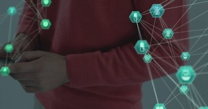 Animation d'un réseau de connexions avec des icônes sur personne utilisant un smartphone. Connexions globales, traitement de données et interface numérique concept vidéo généré numériquement.