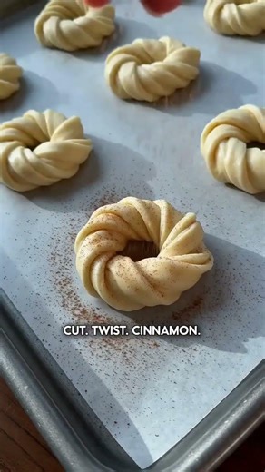 🍩🌀 Cottage Cheese Churro Pull Apart Twists — No Flour #yotubeshorts #recipe #bonnecuisine #explore