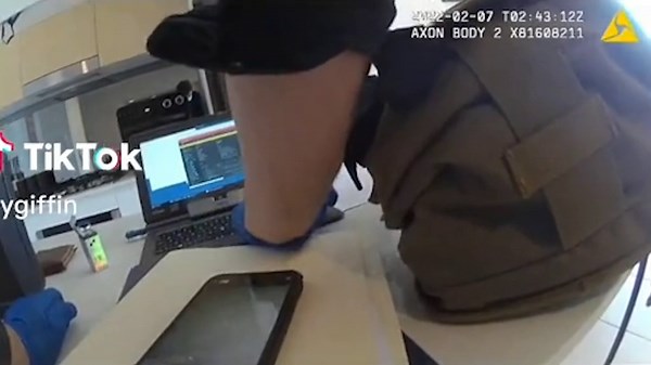 Officer pulls out USB crashing computer with incriminating evidence
