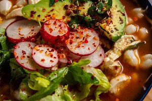 Cómo hacer pozole rojo de puerco con chiles secos: la receta con el caldo más rico de todos