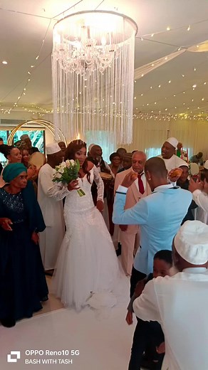 Such a beautiful and warm entrance of the bride....it's a wow and a vibe...