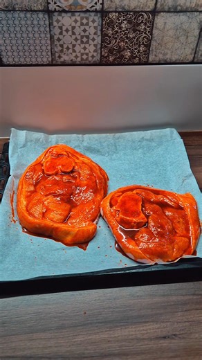 Frédi-Béni kedvence, a sertéscomb szelet 🥩😄 Hozzávalók: . 2 db bőrős sertéscomb szelet . olaj . fűszerpaprika . só . bors . fokhagyma granulátum Sütőben 170 fokon lefedve, 80 perc alatt puhára sül 👌🥩 #newyeareverecipe #szilveszterimenü #fyp #recipes #meat | Bettina Bagladi