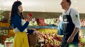 Edeka-Spot von JvM: Warum Schneewittchen ihre Äpfel lieber mit Herkunftsbezeichnung kauft - HORIZONT