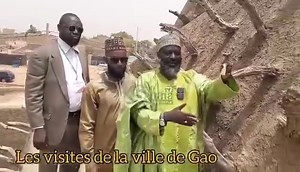 Sheikh Muhammad Umar, also known as Umar Ghana, one of our eminent Islamic sheikhs and preachers, visited the mausoleum of Askia during his stay in Gao, Mali. Sheikh Umar Ghana recalled the pivotal role played by our father, Askia Muhammad I (emperor and caliph of the Songhai Empire), in spreading Islam in West Africa. He emphasized the Hajj pilgrimage undertaken by the emperor and also mentioned the mausoleum remarkable pyramid, inspired by the great pharaonic pyramids of Egypt 🎥@SunnaTv ayneh