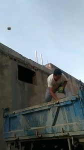 Watch in awe as this construction worker effortlessly catches bricks with one hand. Did you think this was just a looping video? Think again! 🏗️💪 🎥: douyin-同路人 #Skillful #Worker #MindBlown #ConstructionLife #NotYourAverageWorker #BrickMaster #ViralVideo #ImpressiveFeats #BuildingSkills #Construction #Magic #SurpriseTwist | Fantastic China