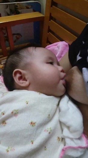 Mommy breastfeeding her baby 🍼 ..#breastfeedingtips #breastfeedingjourney #BreastfeedingMagic #BreastfeedingSupportGroup #BreastfeedingAdvocate #breastfeedingsupport | Baby Care