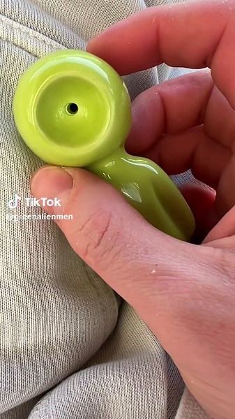 Little Green Man 👽 (@greenalienmen)’s videos with som original - Rian Oliveira