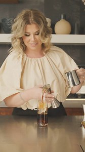 Le café Cold Brew est un café extrait à froid. 😋 Délicieux à l'état pur, il l'est encore plus lorsqu'il est associé à d'autres ingrédients. Savourez à tout moment votre cofftail Cold Brew préféré. Découvrez nos recettes sur https://coffeelounge.delonghi.com/fr-be/cofftails/. | De'Longhi_Belgium