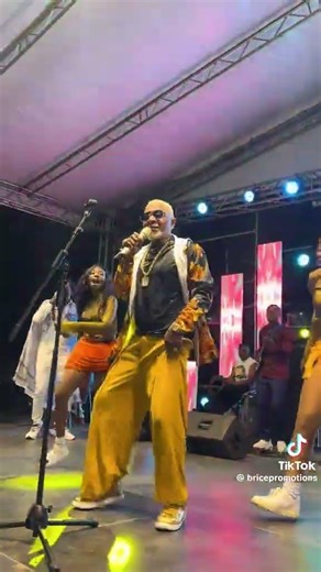 Awilo logumba performing live in mbarara city subscribe to Gen wa tv for more