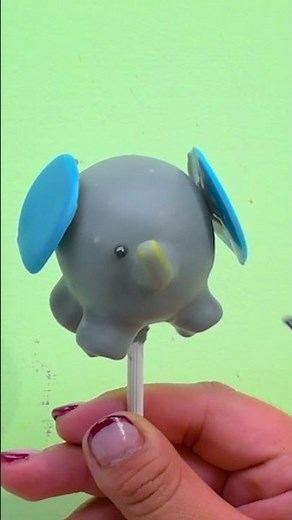 Elephants never forget a cute cake pop! 🐘🧁🍭