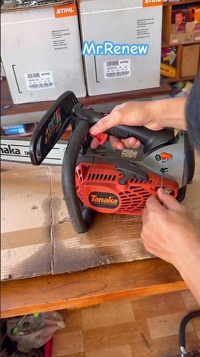 Adjusting the carburetor adjustment screws of the chainsaw.