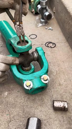 How to Repair a Green Metal Hydraulic Jack