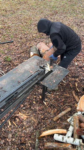 277K views · 916 reactions | splitting a large knotty log蝹 #woodwork #woodworking #woodsplitting | Jamal | Facebook