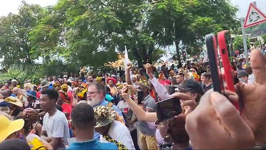 51K views · 457 reactions | #Darmanin à Mayotte : La population essaye de regagner la préfecture de Mayotte où s'est rendue la délégation ministérielle, mais fait face au blocage des forces de l'ordre avec un immense cordon de sécurité L'actualité de double visite ministérielle ici  https://vu.fr/qMOGZ | Mayotte la 1ère | Facebook