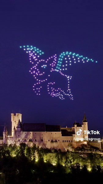 Un cerdo volando sobre el Castillo de Segovia