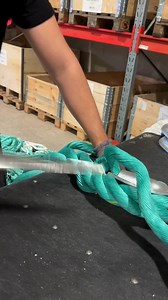 Korrekt og stram spleis er et håndverk som er viktig for trygg forankring. At spleisen er stram er særlig viktig for å unngå at kausen sliter på tauet. Hver spleis sjekkes dermed nøye 🐟 | Løvold AS