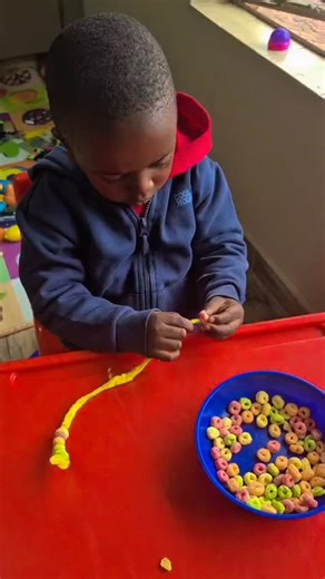 🐦 Cereal Bird Feeder! 🌾 Today we threaded cereal onto a pipe cleaner to create our own bird feeder — practising patience, focus, and fine motor control while having fun! 💡 Skills in action: ✅ Pincer grasp ✅ Hand–eye coordination ✅ Fine motor control ✅ Concentration #littlefinchesearlylearningcentre 🌈 #learningthroughplay #finemotorskills #pincergrasp #preschoolactivities #earlychildhooddevelopment #handsonlearning #playbasedlearning | Little Finches Early Learning Centre