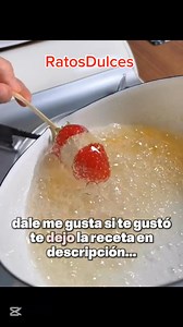 🍓 TANGHULU (fruta caramelizada)✨❄️🍡 Ingredientes: Frutas a elección 👉 frutillas, uvas, mandarinas en gajos, arándanos, kiwi firme 1 taza de azúcar común ½ taza de agua Palitos de brochette Preparación: 1.Preparar la fruta Lavar bien, secar muy bien (clave para que el caramelo se pegue). Ensartar las frutas en los palitos. 2.Hacer el caramelo En una olla chica poner el azúcar y el agua. Llevar a fuego medio sin revolver. Cuando hierva, dejar cocinar hasta que tome color transparente y espese (