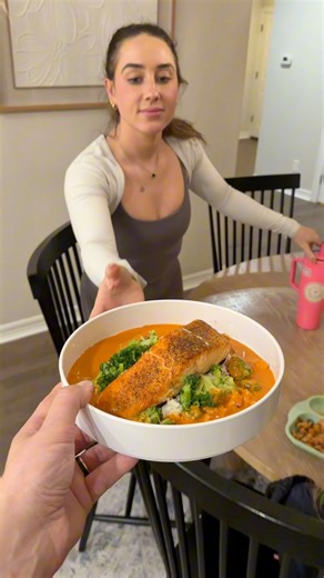 First time making this and it was 👌🏻👌🏻sauce ingredients below, but huge callout that I didn't measure anything and I would change the recipe a little for next time. @Chloe Gottschalk Bounds - ﻿﻿2 Tbsp butter - ﻿﻿1 garlic clove - ﻿﻿2 Tbsp gochujang - ﻿﻿1/2 cup chicken broth (I didn't use but would) - ﻿﻿1/2 cup heavy cream - ﻿﻿1 Tosp sesame oil - ﻿﻿1 Tbsp soy - ﻿﻿1 Tbsp rice vinegar - ﻿﻿3 Tbsp honey - ﻿﻿lemon juice to taste - ﻿﻿salt to taste #Recipe | Cooking 4 Wifey