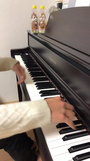 最後のチャイム合唱とピアノ伴奏の演奏