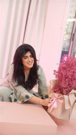 ‎Sarah Milad 💜 سارة ميلاد‎ on Instagram‎: "الورود تمنحني التّفاؤل والأمل، هدوء الأعصاب في أحرج الأوقات🌷💐🌸 @itcosmetics @sephoramiddleeast #ميكب #عناية_بالبشرة ة #itcosmeticsme #socialmediadetox #itstartswithyou #unlockit #makeup ad"‎