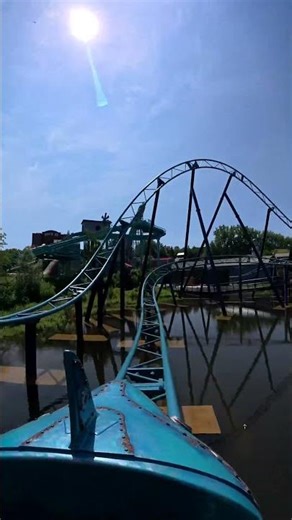 Surfs up! Sharks out! 🎢🦈#rollercoaster #themepark #airtime