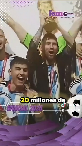 🟣 Valorado en más de 20 millones de dólares, el trofeo de la 𝐂𝐨𝐩𝐚 𝐝𝐞𝐥 𝐌𝐮𝐧𝐝𝐨 es la máxima obsesión del planeta fútbol. Sin embargo, su historia esconde un enigma: la copa original, la mítica Jules Rimet, fue robada en Brasil en 1983 y se esfumó para siempre. Gloria y misterio unidos en una misma leyenda. 📹 Pamela Apaza #femmedia #Mundial2026 #FútbolInternacional