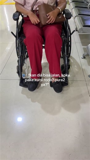 Khatarina Adinugroho on Instagram: "Aku penyintas autoimun yg bisa berjalan dalam jarak pendek, tapi tetap butuh kursi roda untuk mobilitas jarak jauh, mencegah sesak napas, kelelahan, atau menghindari nyeri yang parah. Ini berlaku untuk banyak kondisi autoimun seperti scleroderma, lupus, MS, chronic fatigue syndrome, dll. Jadi jangan heran lagi ya klo lihat orang di tempat umum yg tadinya dia pake kursi roda, eh tiba2 bisa berdiri dan jalan, pasti ada alasan medis tertentu yg membuat dia harus 