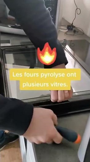 Nettoyer la vitre intérieure du four : l’astuce simple (sans rayer)