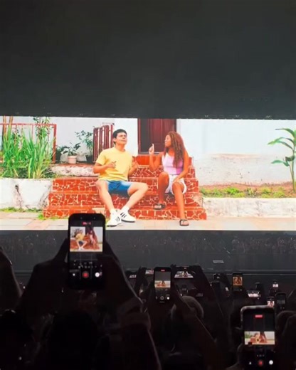 "¡Puro orgullo boricua explotando en el pecho! 💥🇵🇷 Bad Bunny hizo HISTORIA el 20 de febrero de 2026 con su primer concierto EVER en Brasil 🇧🇷🐰, llenando el Allianz Parque de São Paulo con casi 50.000 fanáticos que convirtieron el estadio en una extensión gigante de Puerto Rico 🎤🔥. El coelhão arrancó como rey con 'LA MuDANZA' 💃, mezcló vibes nuevas del álbum Grammy-winner DeBÍ TiRAR MáS FOToS 🏆 con clásicos que nunca fallan como 'Callaíta' en versión salsa que mató 🌶️, 'Tití me pregunt