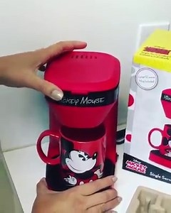 Abaixa que é Tiro ❤️ Olha a cafeteira linda do Mickey (que já falamos aqui) que a Fabi, do Orlando com Família recebeu hoje! É pra 1 café e vem já com a xícara 😱 #revistaorlandowish #mickeymousecoffeemaker #comprasemorlando | Orlando Wish