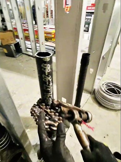 Ratchet cutter slapping soil cast pipe in wall #plumbing #tools #plumber #howto #diy