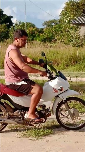 poly passeando de moto